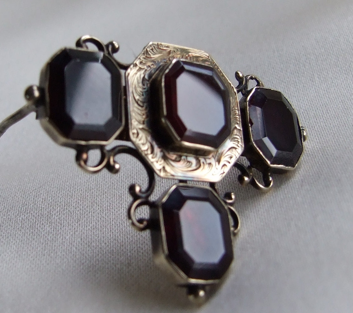 Early Victorian 14k Gold Garnet Brooch