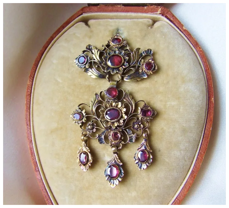 18th Century Garnet Girandole Pendant in Antique Box