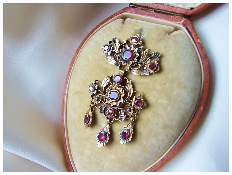 18th Century Garnet Girandole Pendant in Antique Box