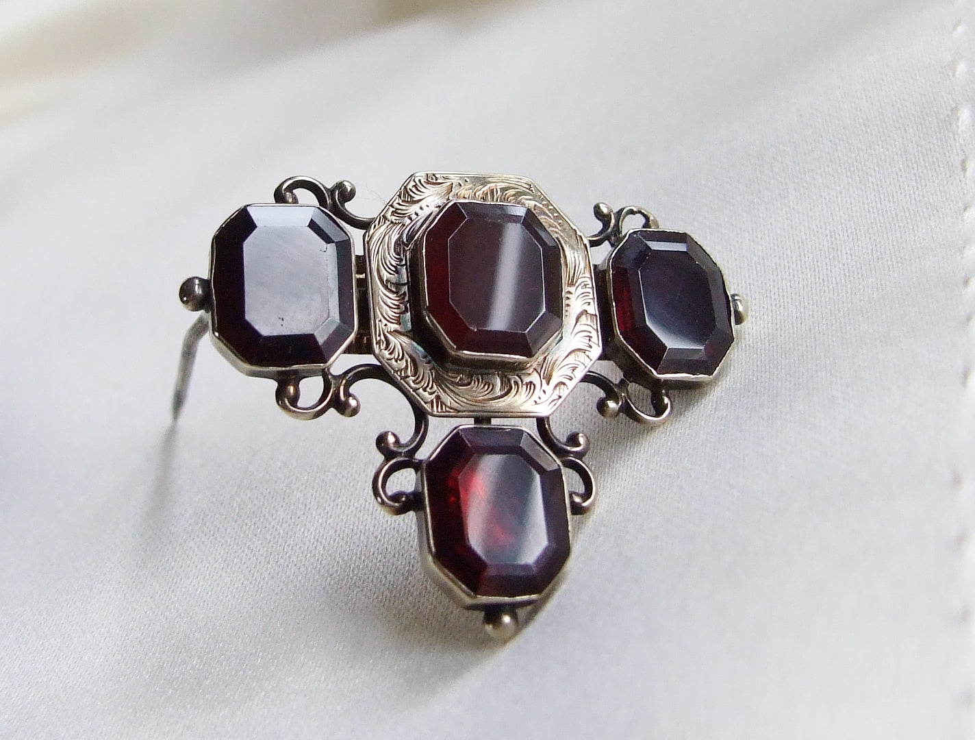 Early Victorian 14k Gold Garnet Brooch