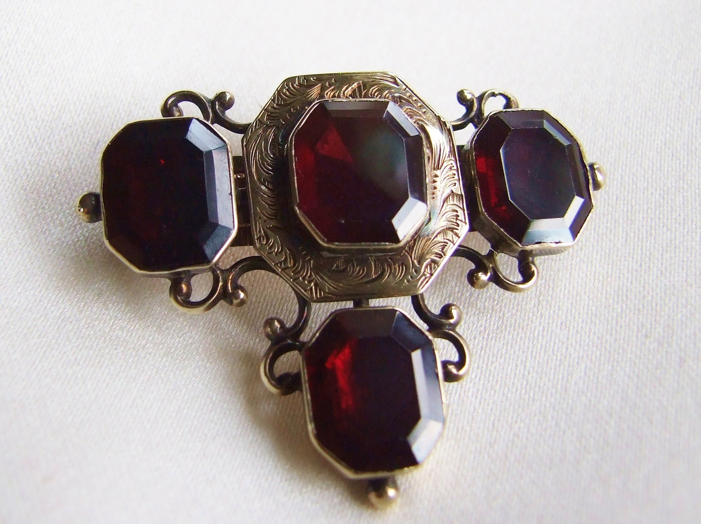 Early Victorian 14k Gold Garnet Brooch