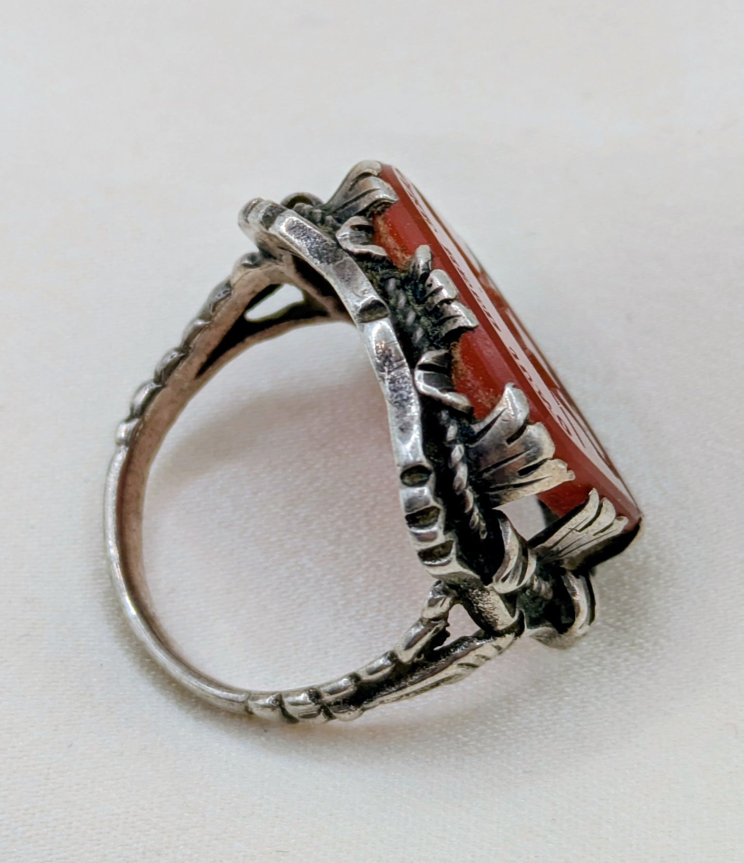 Victorian sterling silver intaglio ring with motto. "Take heed Juno" and dog