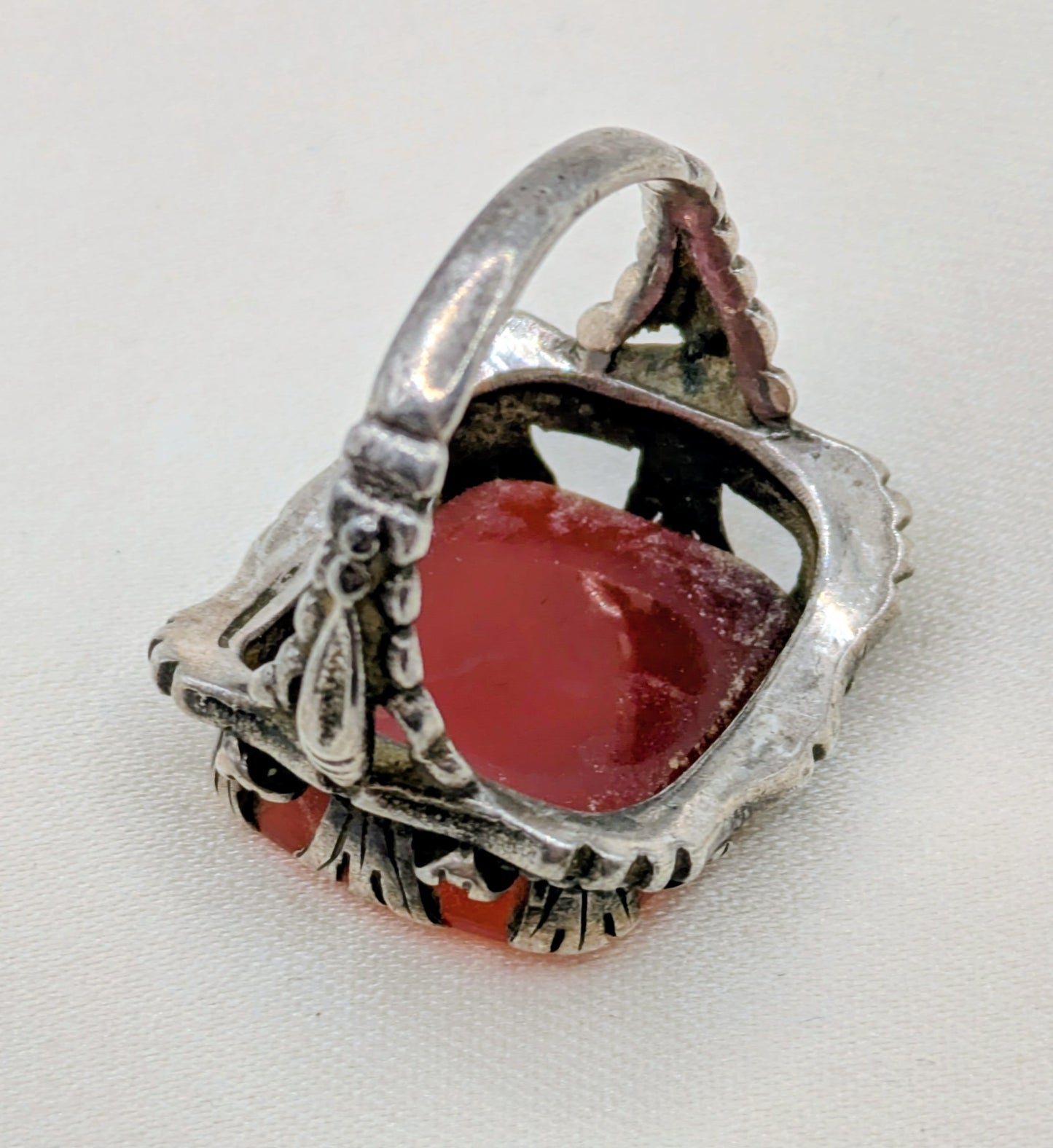 Victorian sterling silver intaglio ring with motto. "Take heed Juno" and dog