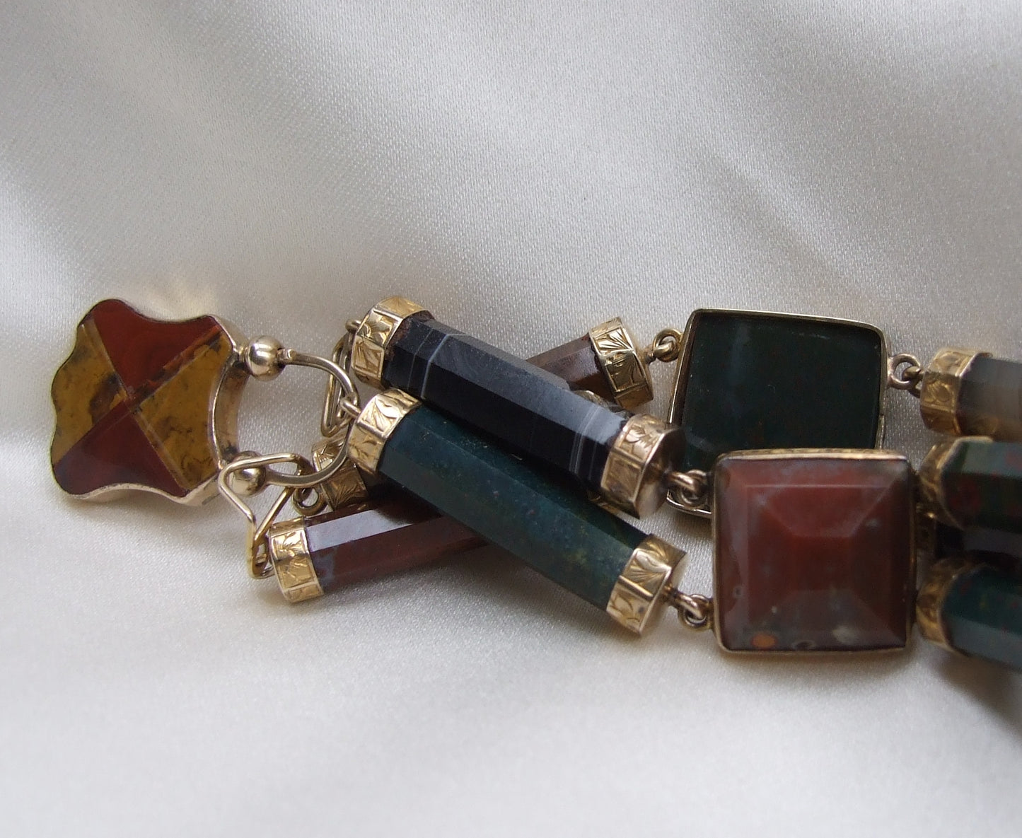 Scottish agate and gold bracelet